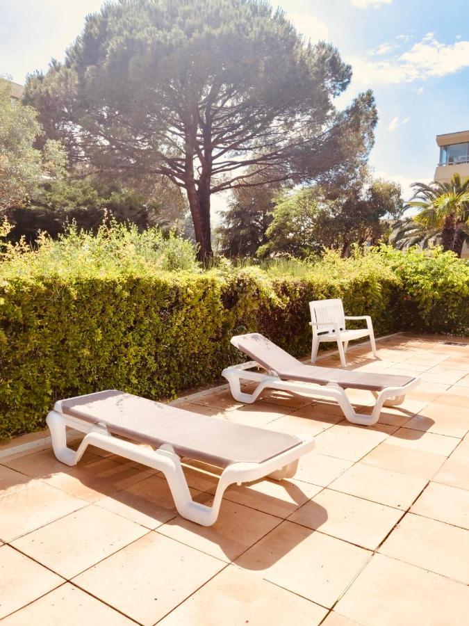 Mandelieu Grand Studio Avec Piscine Et Proche De La Mer Esterno foto